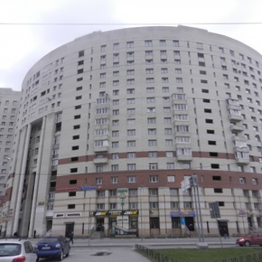 Укладка половой плитки из керамогранита на этажах