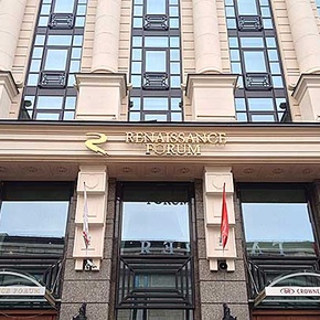 Мойка остекления методом промышленного альпинизма, Ремонт освещения фасада, Замена ламп в светильниках на фасаде.